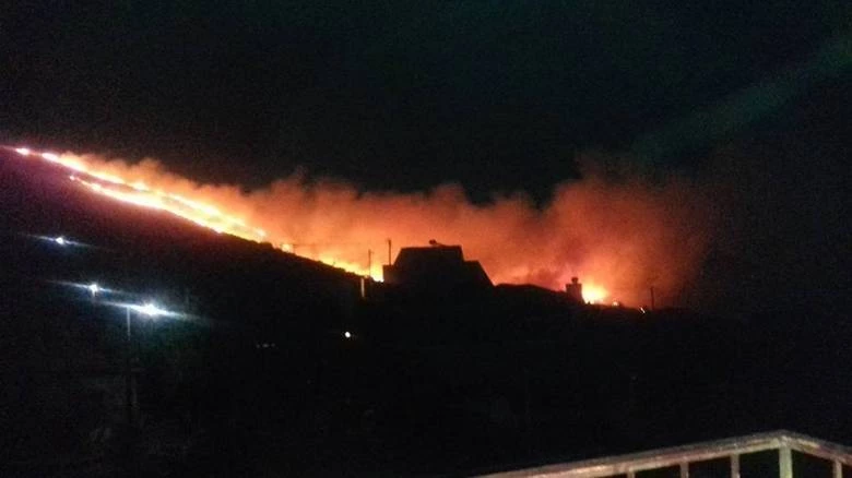 ΕΚΤΑΚΤΟ – Πύρινη κόλαση στην Κεφαλονιά – Μεγάλη φωτιά ανάμεσα σε ξενοδοχεία